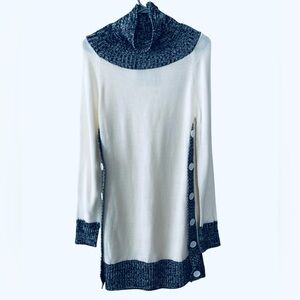 2/$30 NWOT Women’s Crowl Neck Long Sleeve White and Black Tunic Sweater Small